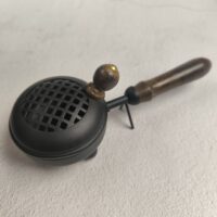 Viirukipõleti (rauast) puidust varrega (pikkus 22cm ja panni laius 8cm