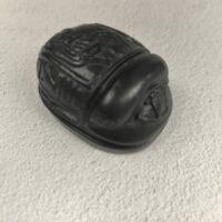 Must skarabeus pikkus 7cm, kõrgus 3,5cm ja laius 5cm